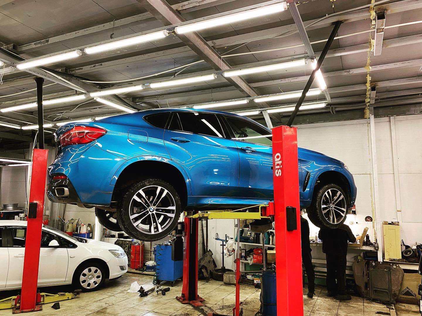 Бесплатно Замена масла в двигателе автомобиля Бесплатно Замена масла в двигателе автомобиля