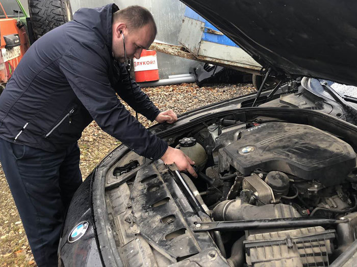 Слесари автосервиса Сафари Пермь - выездная диагностика автомобиля Слесари автосервиса Сафари Пермь - выездная диагностика автомобиля